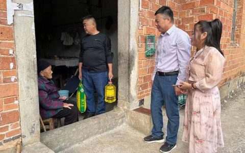 赤壁中伙铺镇洪水铺村开展高龄老人慰问暨消防宣传活动