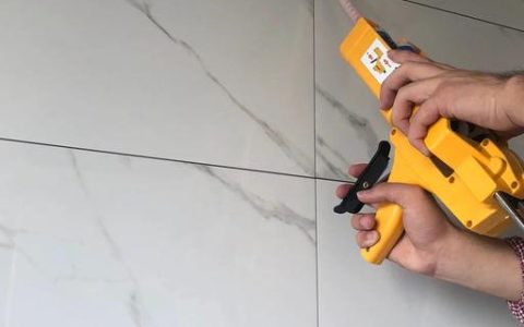 网上找人做美缝 扯皮三年未解决 记者介入调解，商家同意再上门修补