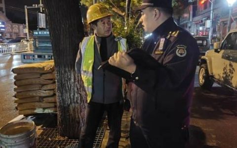 夜间整治不松懈 咸安城管筑牢城市管理防线