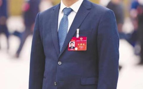 严建兵向离退休老同志传达全国两会精神