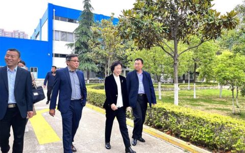 武汉市委统战部常务副部长赵学龙一行来校调研