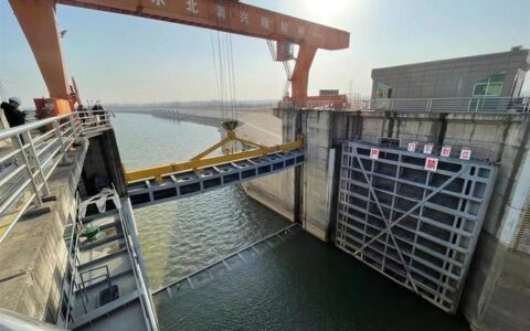 [湖北日报]汉江兴隆枢纽二线船闸  深挖30米，打通汉江航运“中梗阻”