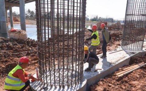 预计4月下旬合龙 崇阳白泉大桥最后一排桥墩正施工