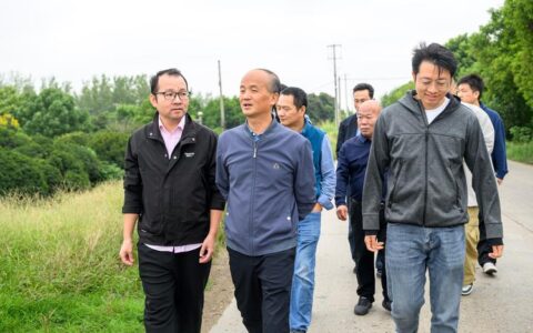 嘉鱼县直机关干部走出办公室直奔长江干堤 栽树5000余株，为长江岸线添新绿