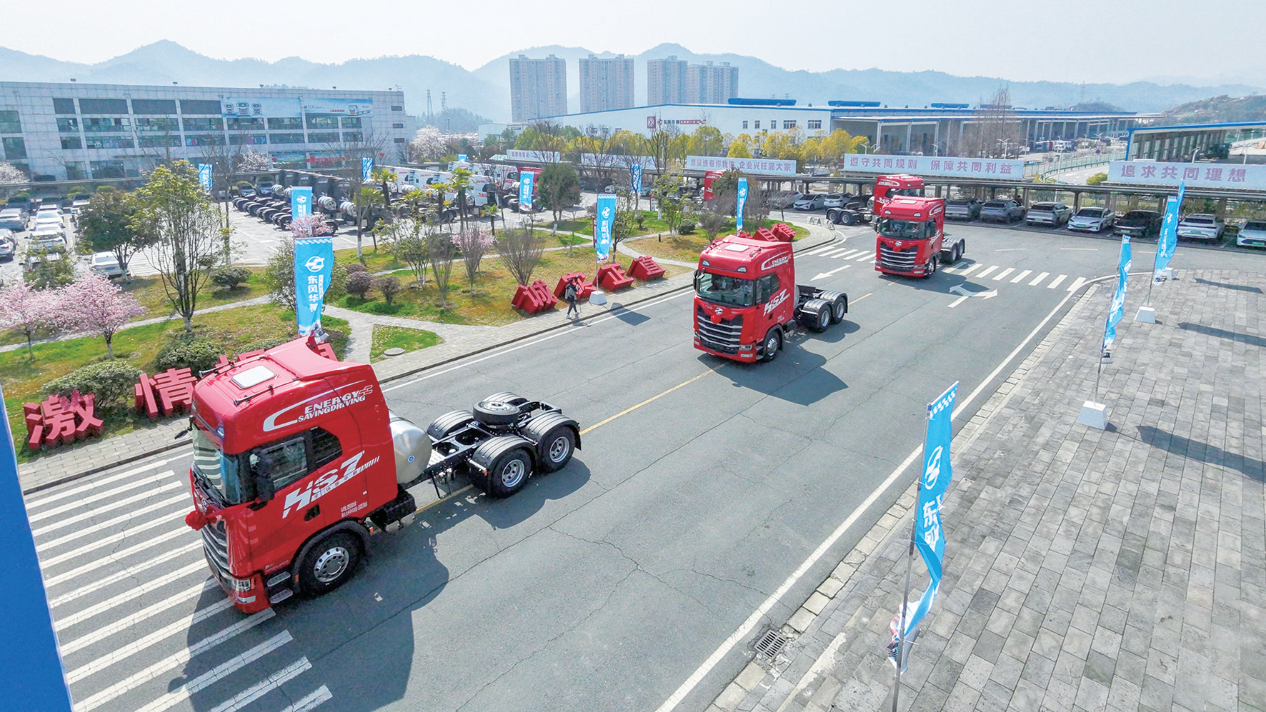 百台重卡 批量交付