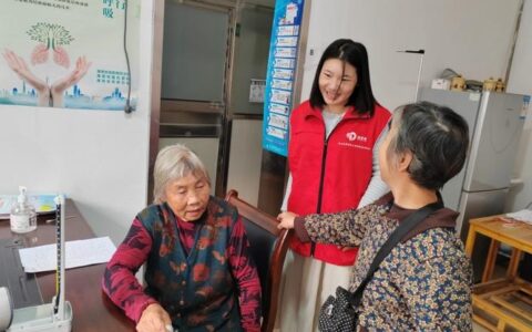 潘家湾社区联合实验中学 开展高龄老人慰问清扫活动