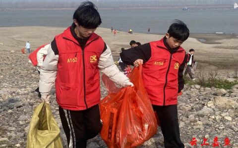 嘉鱼多部门联合开展守护长江岸线志愿清洁活动