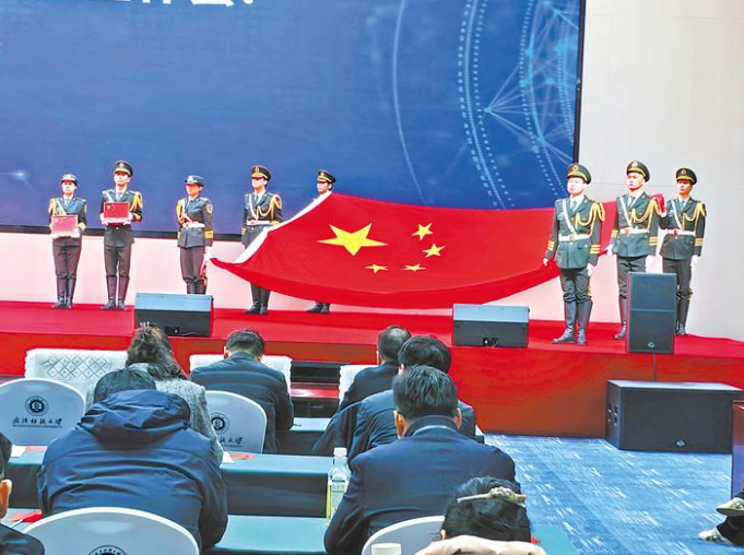 天安门国旗与月面国旗相聚武汉