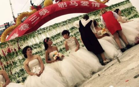 双柳长江大桥建设者桥上举行集体婚礼