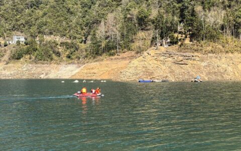 鹤峰县应急管理局开展水域救援设备拉练