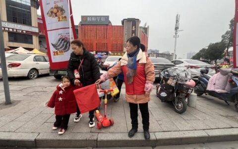 凤凰山社区：便民服务送到居民家门口