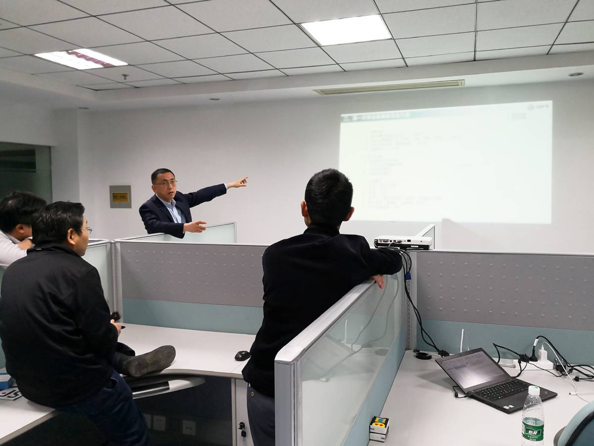 07489敲钟！央国企高端新能源汽车第一股来了