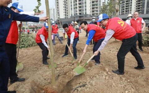 赤壁市烟草专卖局开展植树节义务植树活动