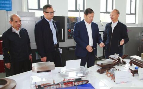 柳钢集团副总经理卢春宁一行来校交流