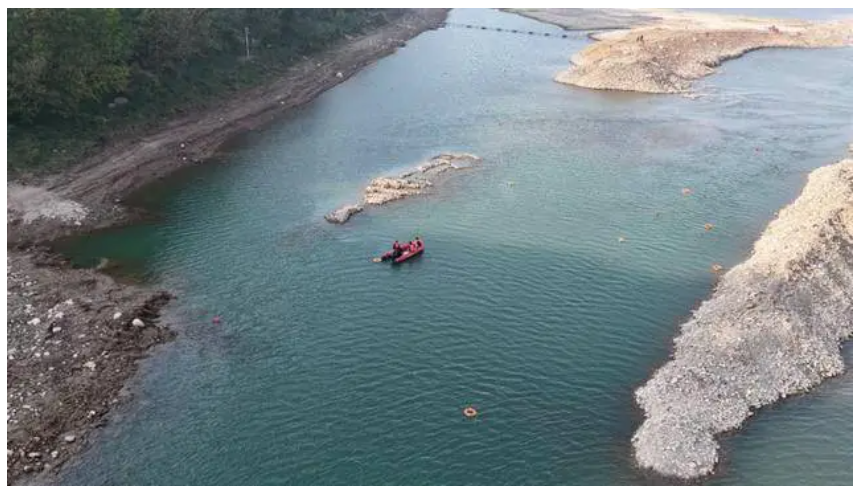 三峡大学参与中华鲟野外自然产卵试验