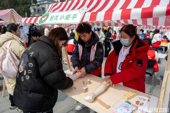 湖北大学举行志愿服务嘉年华