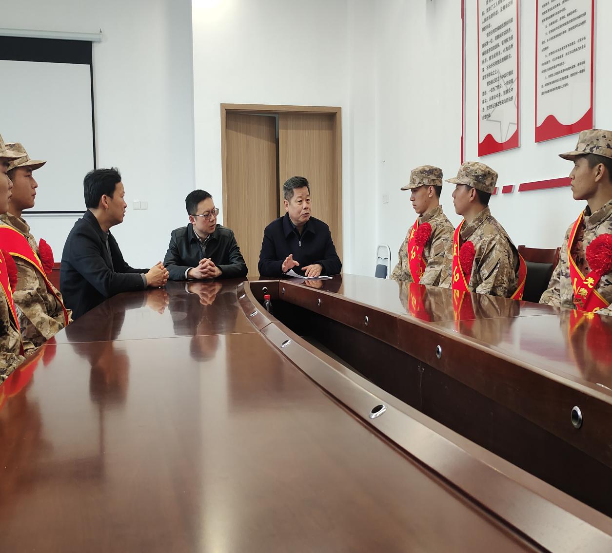 携笔从戎 强军报国——湖北理工学院师生欢送入伍新兵