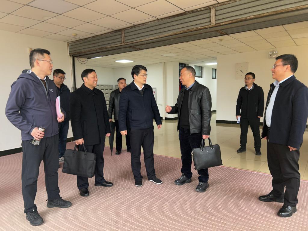 荆楚理工学院副校长龚权一行来校交流