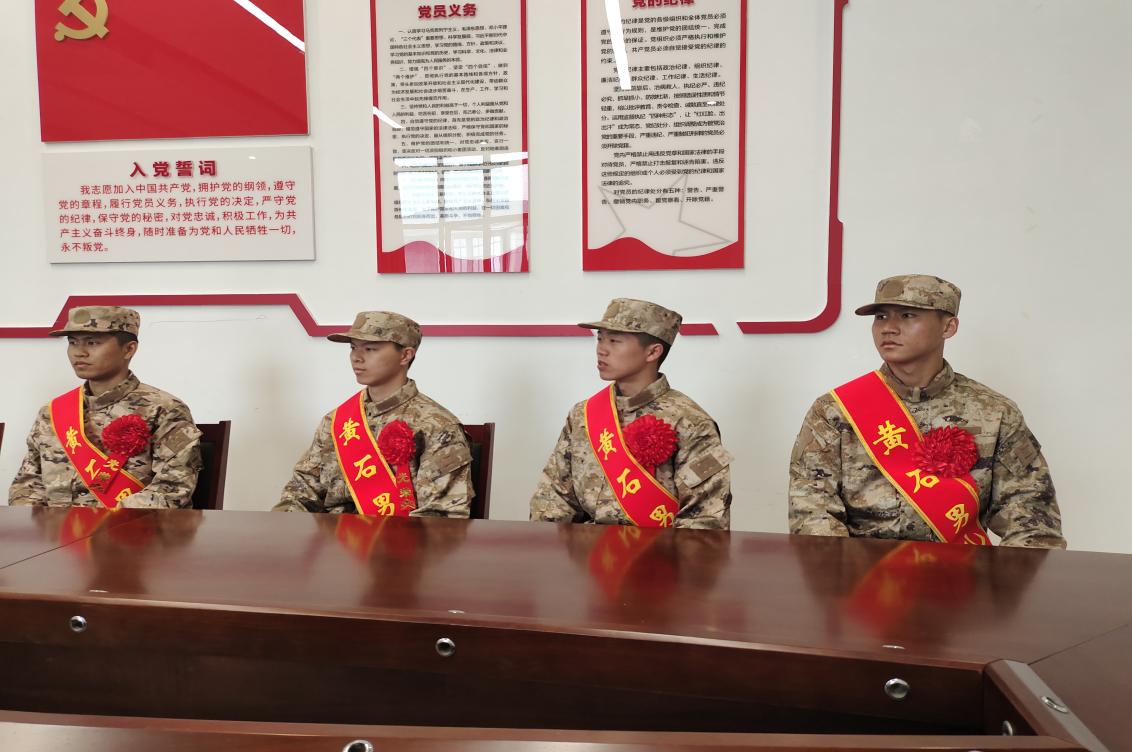 携笔从戎 强军报国——湖北理工学院师生欢送入伍新兵