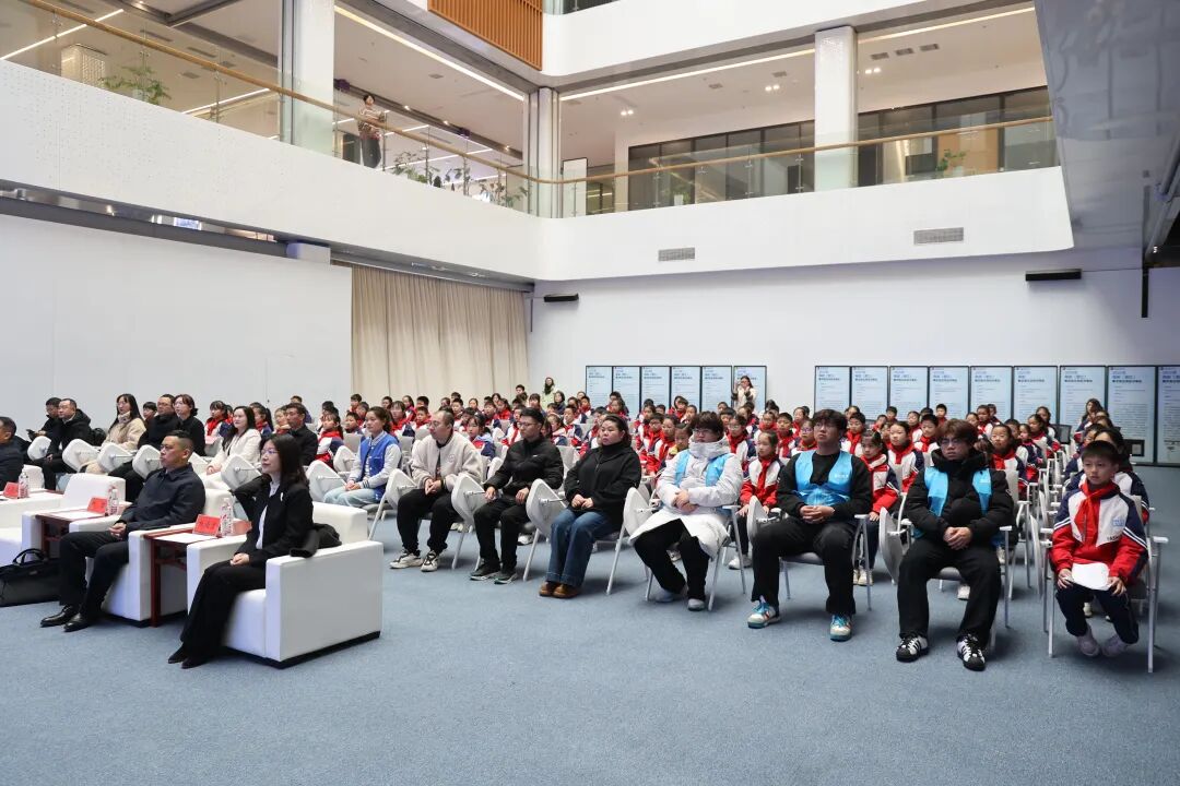 “人形机器人进潜江”科普庆新春活动举行