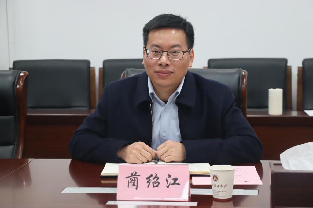 荆楚理工学院副校长龚权一行来校交流