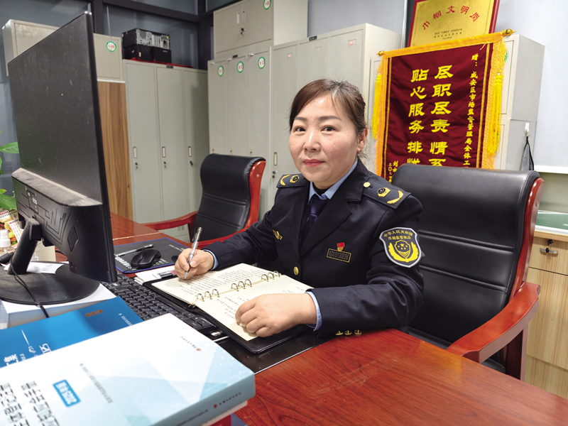 廿载坚守铸匠心  平凡岗位绽芳华——记咸安区市场监管局驻市民之家窗口负责人刘春萍
