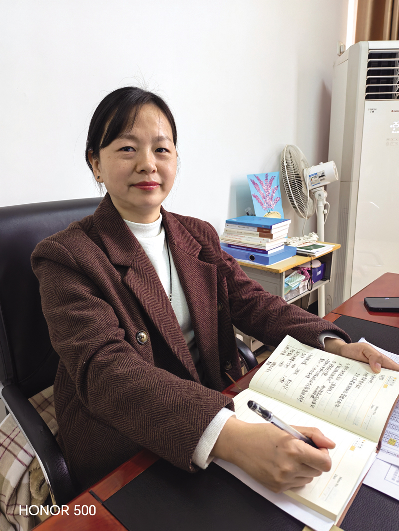 以爱润心育桃李——记咸安区凤凰小学党支部书记、校长吴超群