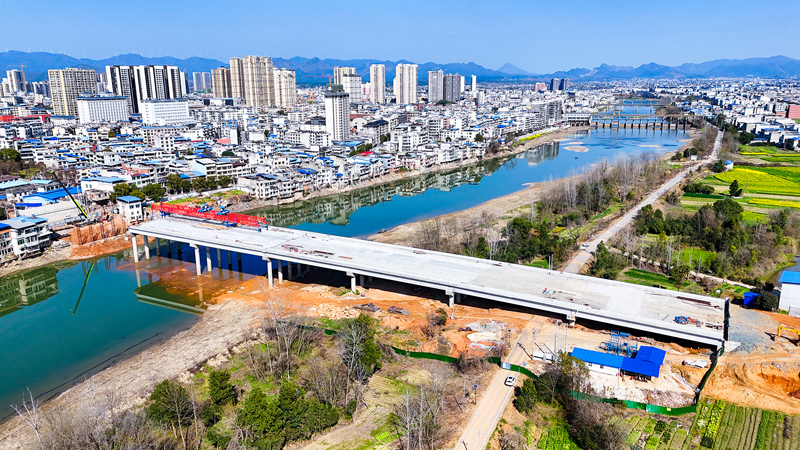 预计4月下旬合龙 崇阳白泉大桥最后一排桥墩正施工