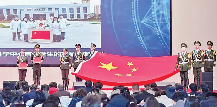 天安门国旗和月面国旗在武汉同框