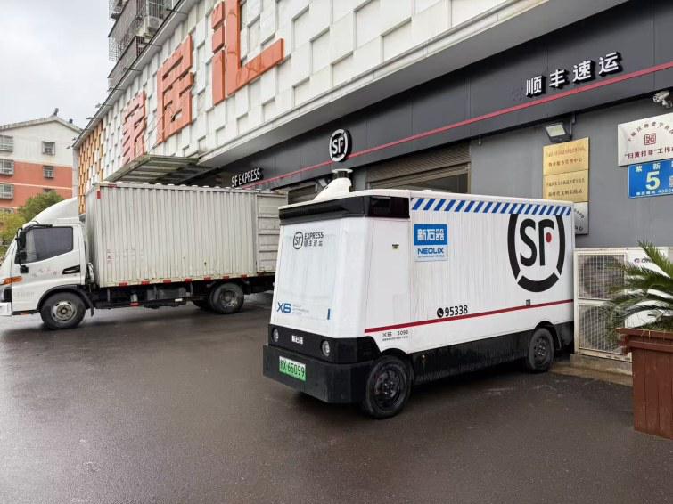 智能配送兴起　赋能行业转型  70台无人快递车穿梭黄石街头
