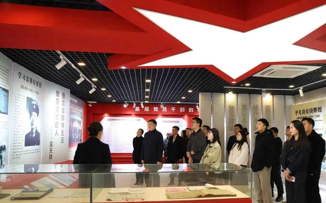 树立和践行正确政绩观 长江新区党工委政法委开展英模学习活动