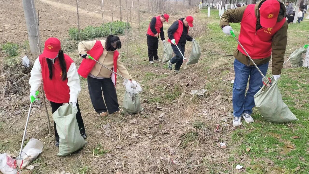 青春护碧水 志愿润潜江——团市委开展青年志愿服务活动