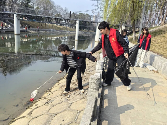 潜江开展“学雷锋·护碧水”巡河护水净滩活动
