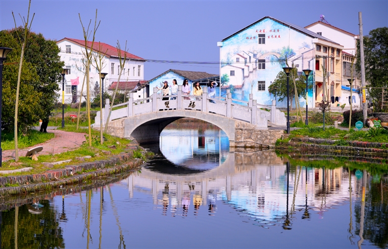 锦绣花海绣春光 漫游经济正逢时